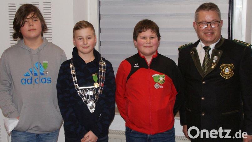 Die Jugend legt hervorragend an. Im Bild von links: 2. Jugendritter Benedikt Rudolph, Jugendkönig Jakob Weigl, 1. Jugendritter Nils Schlauch und Oberschützenmeister Wolfgang Sennfelder, Bild: dop