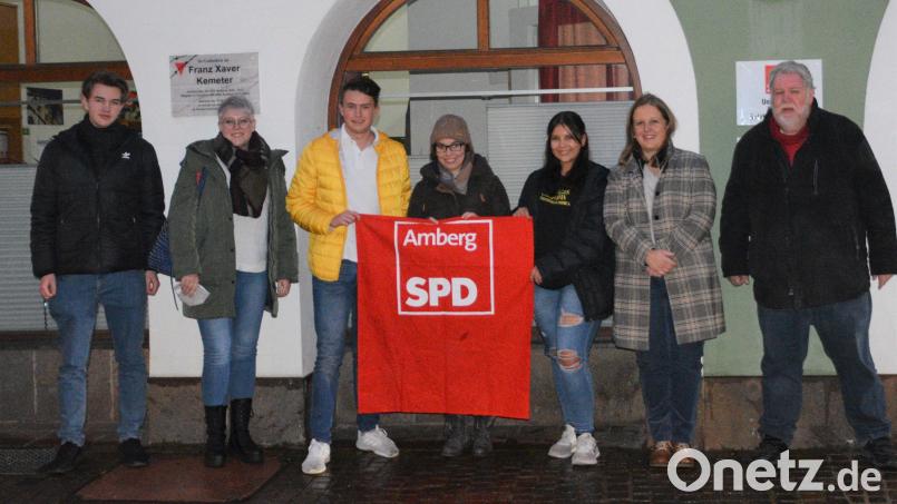 Die Amberger SPD hat wieder Jungsozialisten (von links) die Vertreter der Jusos Oberpfalz, David Mandrella und Lisa Hartinger, der neue Amberger Juso-Vorsitzende Lukas Plößl, Beisitzerin Chiara Haubelt, stellvertretende Vorsitzende Julia Böhm sowie die beiden Stadtverbandsvorsitzenden Simone Böhm-Donhauser und Dieter Weiß Bild: Dieter Weiß/exb