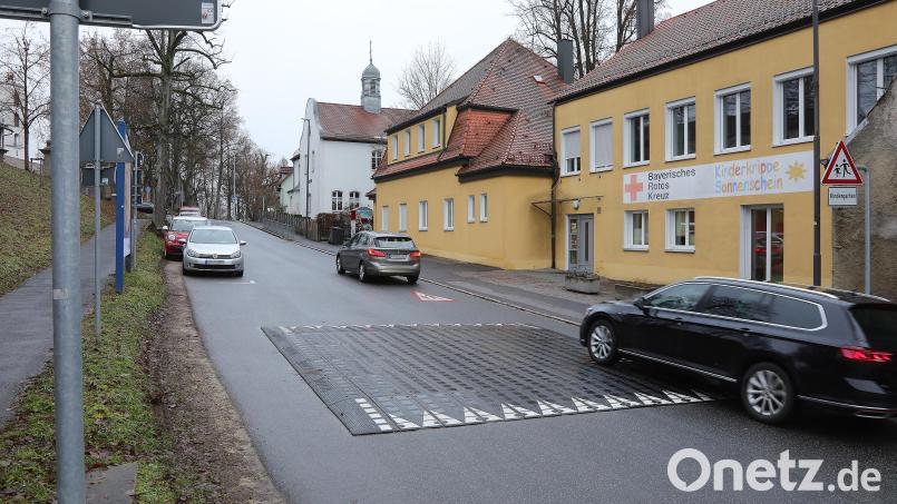 Im weißen Haus oben die Kita „An der Allee“, rechts in gelb die BRK-Kita „Sonnenschein“. Wenn morgens Eltern ihre Kinder abliefern, parken viele auf dem Gehweg, weil es zu wenige Parkplätze gibt. Die Polizei hat deshalb teure Strafzettel verteilt. Bild: Wolfgang Steinbacher