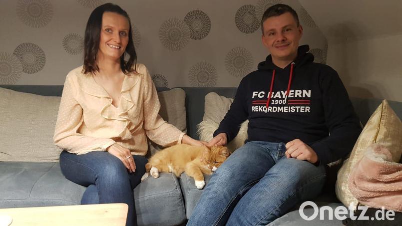 Familie Zanner genießt die Zeit mit ihrem wiedergefundenen Kater Simba auf dem Sofa. Bild: Andreas Zanner/exb