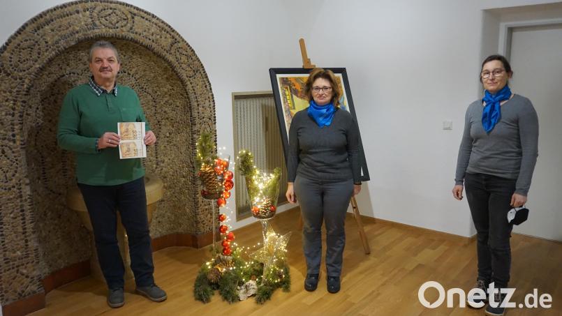300 Euro aus dem Adventsmarktverkauf spendeten die Kaimlinger Frauenbundmitglieder mit Vorsitzender Michaela Schuller (Mitte) und Ortssprecherin Petra Reil (rechts) für das Sozialamt der Stadt. Bürgermeister Andreas Wutzlhofer wird das Geld an Weihnachten Familien zukommen lassen. Bild: doj
