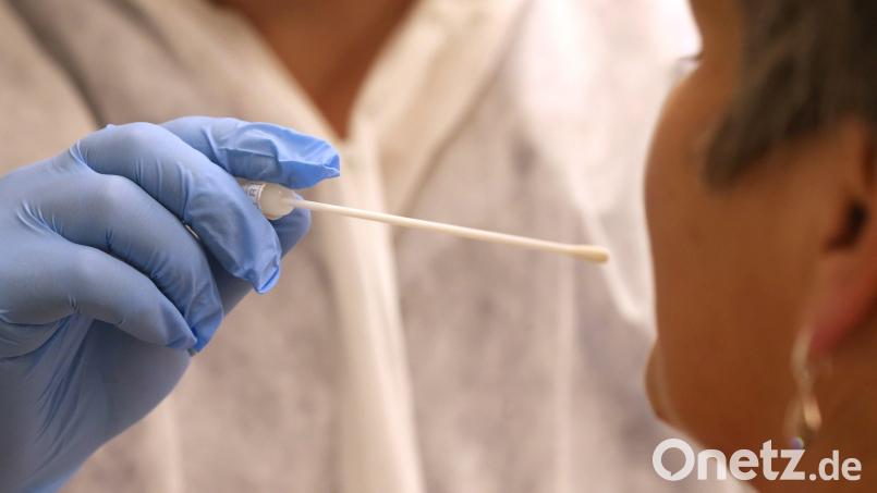 Ein Arzt nimmt in einer Hausarztpraxis mit einem Tupfer einen Abstrich für einen Coronatest. 28 Bürger aus dem Landkreis Tirschenreuth wurden am Mittwoch positiv auf das Coronavirus getestet. Symbolbild: Karl-Josef Hildenbrand/dpa