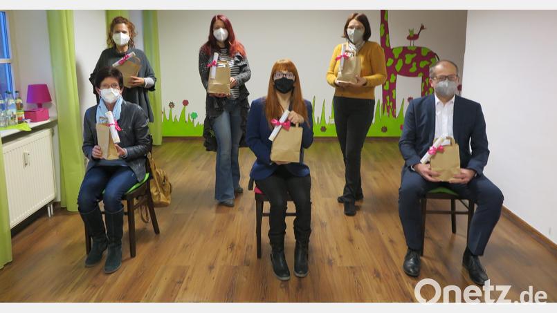 Christine Schubert, Deborah Bregler, Bürgermeister Roman Schäffler (vorne von links), Kerstin Graf, Jessika Wöhrl-Neuber und Judith Schliermann (hinten von links) wünschen den Kindern viel Freude mit den Christkindl-Tüten. Bild: jzk