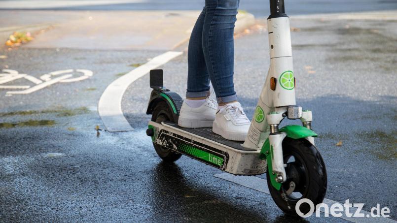 In Weiden war ein Mann ohne Versicherung auf seinem E-Scooter unterwegs. Symbolbild: Christin Klose/dpa