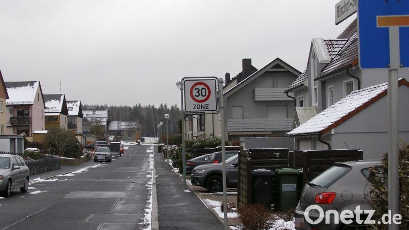 Probleme mit geparkten Autos gibt es – zumindest an gewissen Zeiten – in der Bischof-Senestrey-Straße (Bild). Ein Gespräch mit den Anwohnern habe es bereits gegeben, informierte Bürgermeister Bernd Sommer. Bild: pz