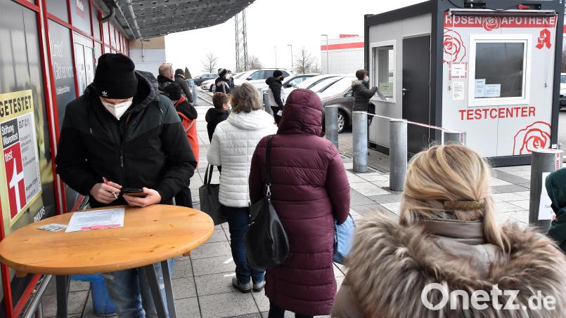 Dezember, kurz nach 9 Uhr am Test-Center vor dem Kaufland: Die Warteschlange reicht vom Media Markt bis zum Supermarkt-Eingang. Bild: Stephan Huber