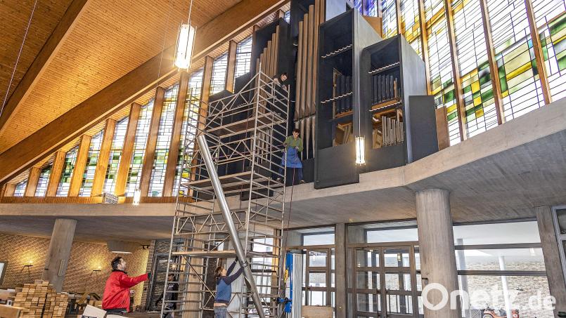 Die Orgelpfeifen wurden fachmännisch ausgebaut und stehen für die Spendenaktion zur Verfügung. Bild: dtr