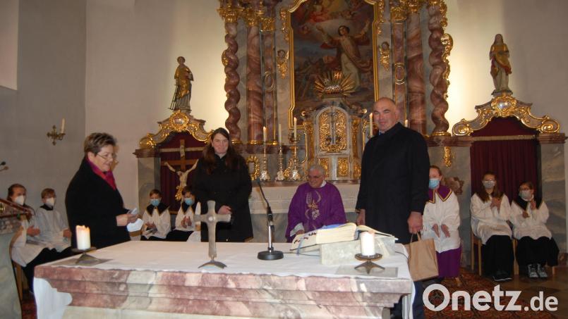 Pfarrgemeindesprecherin Christa Dietl (links) und Pfarrer Eugen Wismeth (Zweiter von rechts) bedankten sich bei Wolfgang und Angelika Lößl für ihren Einsatz. Bild: Alois Baumer/exb