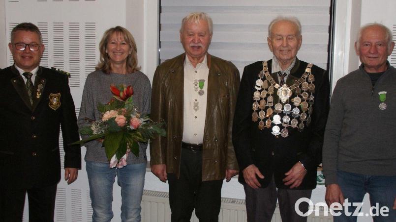 Die königlichen Hoheiten der SG Neumühle (von links): Oberschützenmeister Wolfgang Sennfelder, Schützenliesl Jutta Hierl, 1. Ritter Waldemar Pirner, Schützenkönig Xaver Auerbacher und 2. Ritter Rudi Neumann. Bild: dop