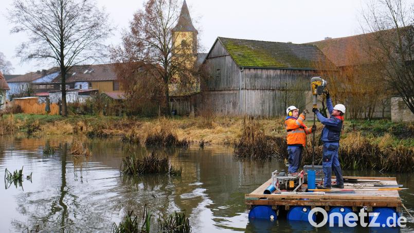 Mit einer schwimmenden Plattform mitten im Flussbett schafft der Bohrtrupp die Voraussetzung, bis zu sechs Meter tiefe Kernbohrungen mit einem Durchmesser von circa acht Zentimetern niederzubringen. Bild: do