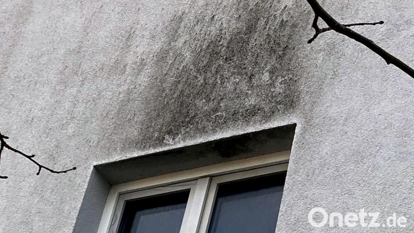 Spuren am Tag nach dem Unglück in Sulzbach-Rosenberg: Eine 18-Jährige hatte im Badezimmer Deo versprüht und sich danach eine Zigarette angezündet, wodurch es zu einer Explosion kam. Die junge Frau erlitt schwerste Verletzungen. Bild: ge