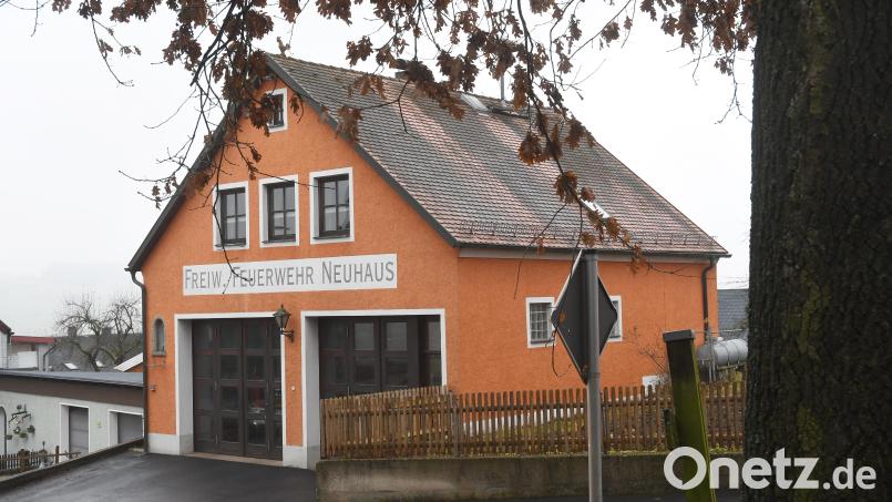 Noch leistet das alte Gerätehaus in Neuhaus gute Dienste, doch wenn die Feuerwehr in ihr neues Domizil gezogen ist, soll das alte Gebäude zu Wohnraum umgewandelt werden. Bild: Gabi Schönberger