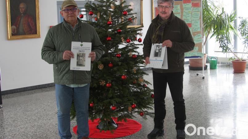 &quot;Fuchsmühlner Leit aas jederer Zeit&quot; ist ab sofort in Fuchsmühl erhältlich. Vorgestellt wurde der Rückblick von Erich Schraml (links) und Bürgermeister Wolfgang Braun (rechts). Bild: wro