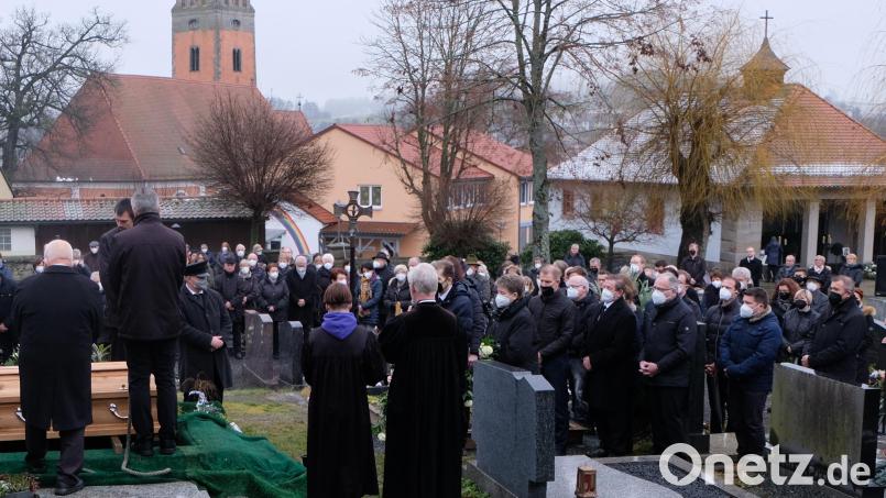 Eine große Trauergemeinde gab dem früheren Kämmerer des Marktes, Hans Würner, am Dienstag im evangelischen Friedhof das letzte Geleit. Bild: le