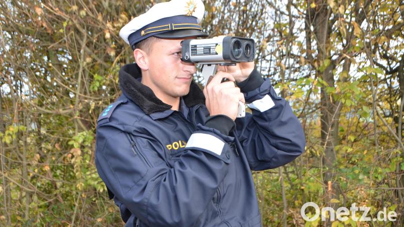 Die Polizei stellt mit der Laserpistole Geschwindigkeitsüberschreitungen fest. Symbolbild: dob
