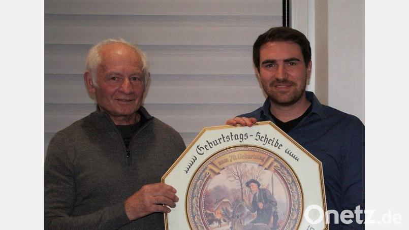 Scheibenstifter Rudi Neumann (von links) mit Gewinner Patrick Kurz. Bild: dop