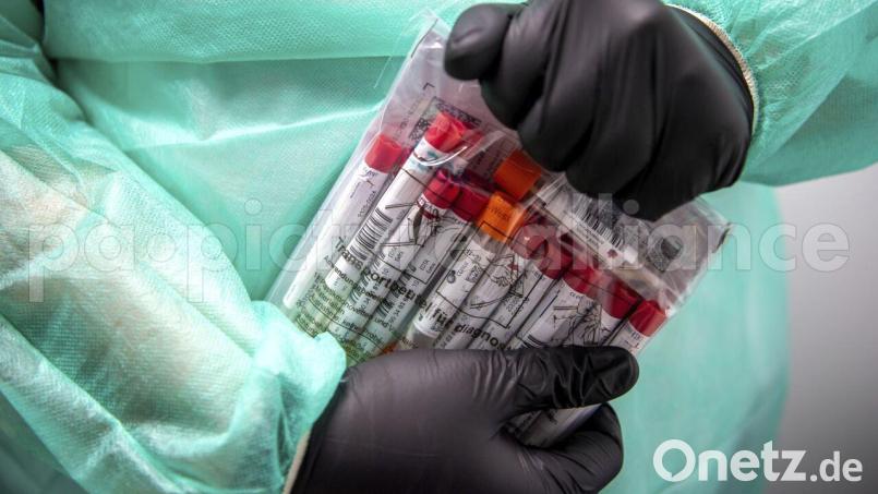 Proben für einen PCR-Test werden von einem Mitarbeiter im Corona-Testzentrum verpackt. Im Landkreis Tirschenreuth gab es am Donnerstag 14 positive Coronatests. Symbolbild: Sina Schuldt/dpa