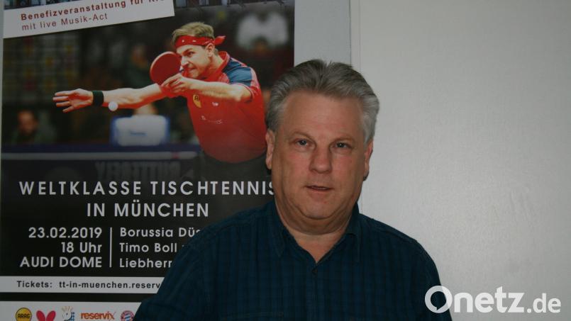 Günter Bauer vor einem Plakat mit Timo Boll. Der Vorsitzende des TTC Luitpoldhütte ist großer Fan des deutschen Tischtennis-Stars. Bild: Bauer/privat