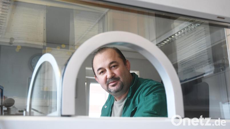 Shefshed Gashi öffnet das Türchen Nummer 15 der Adventsaktion &quot;Türöffner&quot;. Bild: Gabi Schönberger