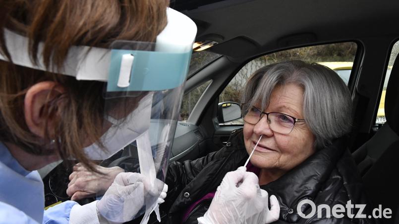 Bei Seniorenheim-Besuchern, die nicht gut zu Fuß sind, kommt die Corona-Testerin aus dem Team der Wallmenich-Schwestern auch ans Auto. Bild: Petra Hartl