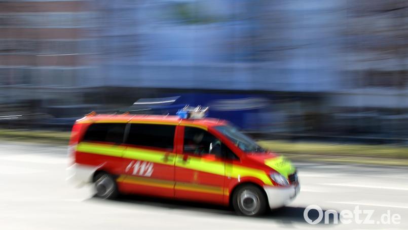 Weil ein Küchenherd in Flammen stand, musste die Hahnbacher Feuerwehr zum Löscheinsatz anrücken. Symbolbild: Stephan Jansen/dpa
