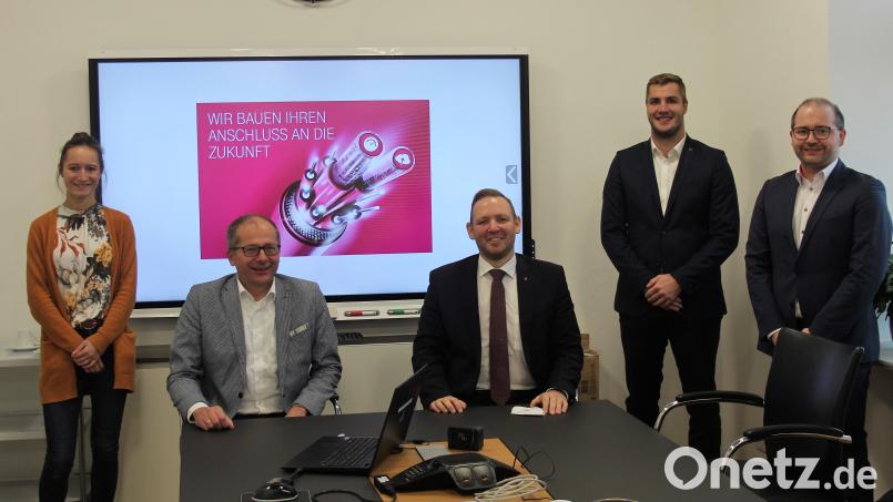 Glasfaseranschluss für 2100 Haushalte versprachen die Telekom-Vertreter beim Gespräch im Kemnather Rathaus mit Bürgermeister Roman Schäffler (Zweiter von links) und der für Breitband zuständigen Verwaltungs-Mitarbeiterin Magdalena Dumler. Bild: stg