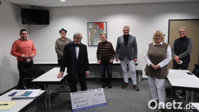 Die gewählte Vorstandschaft der Kulturbühne Weiden. Sie freut sich auch über eine 2000-Euro-Spende der Firma IGZ. Bild: Kunz
