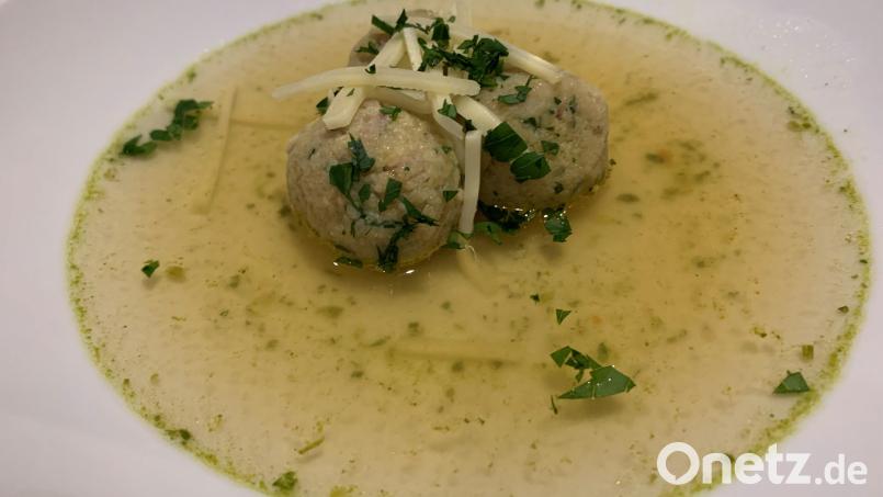 Feine Klößchen mit Hirschschinken kommen in eine Bouillon mit Sherry. Bild: Michael Schiffer