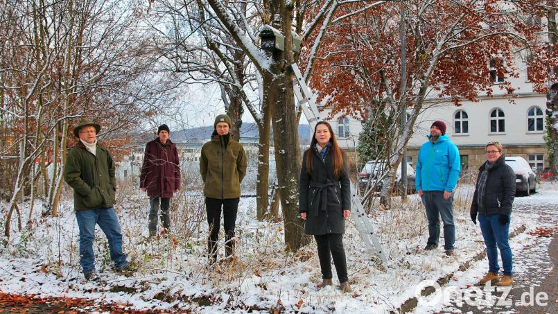 Gemeinsam für den Erhalt der heimischen Tierwelt: (von links) Michael Scharl (LBV), Helmut Mayer (OTH Amberg-Weiden), Justus Hornung (OTH Amberg-Weiden), Anna-Carina Bodensteiner (OTH Amberg-Weiden), Johannes Pirner (Stadt Amberg), Elisabeth Keck (Stadt Amberg). Bild: Wiesel/OTH Amberg-Weiden/exb