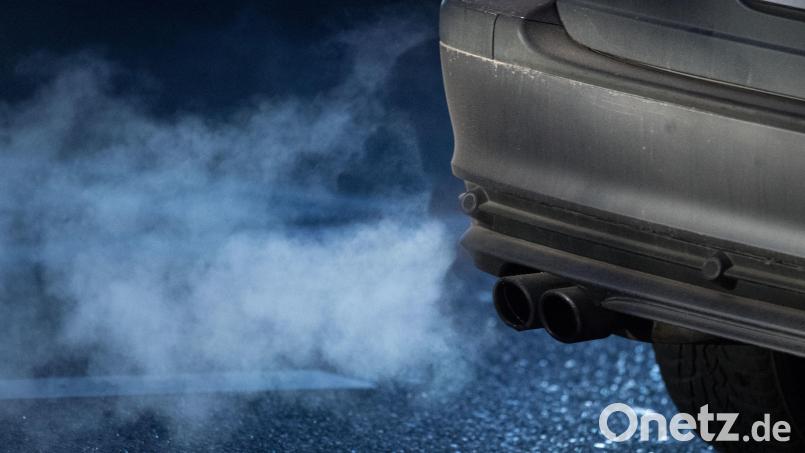 Anders als hier hing der Auspuff des Autos eines Ambergers fast bis zum Boden. Bei der Kontrolle der Polizei gab es dann noch ein anderes Problem. Symbolbild: Marijan Murat/dpa