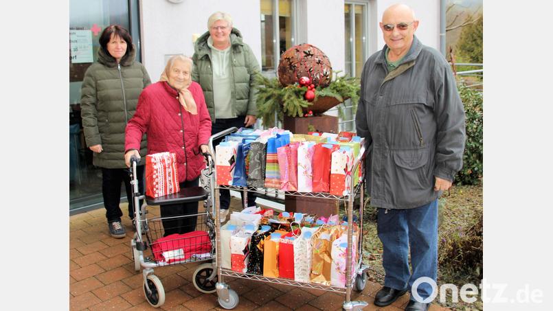 Der VdK-Ortsverband Rieden-Vilshofen-Ensdorf beschenkt die Menschen im BRK-Seniorenheim (von links): die Leitung Soziale Betreuung Elke Augsberger, Heimbeirätin Thekla Braun, Heimleiterin Lydia Brandl und VdK-Vorsitzender Josef Niebler. Bild: bjo