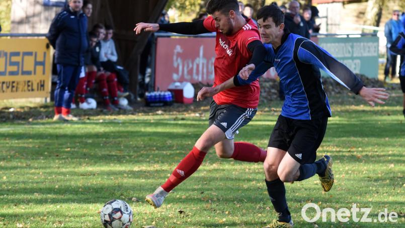 Jonas Schmutzer (links) und der TSV Püchersreuth eilen in der A-Klasse Ost des Fußballkreises Amberg/Weiden von Erfolg zu Erfolg. Keine Mannschaft im gesamten Kreis kann eine bessere Bilanz aufweisen. Archivbild: gb