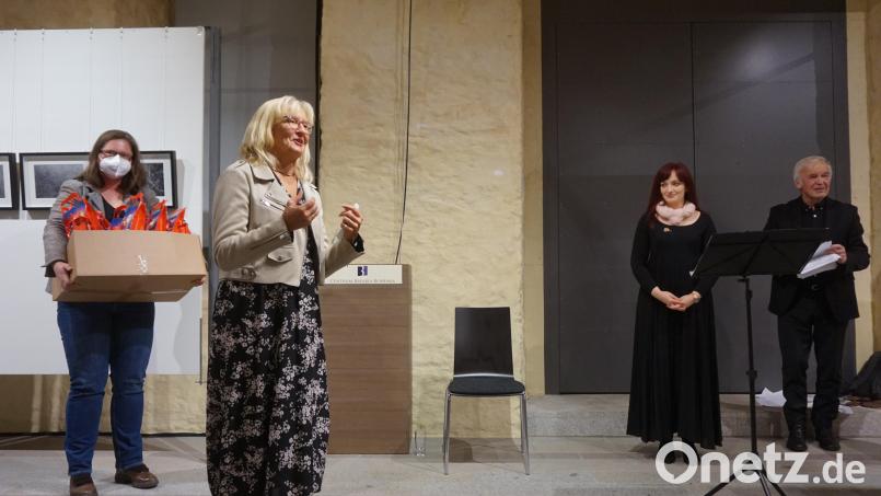 Gleich verteilt stellvertretende Vorsitzende Irene Träxler die süßen Grüße an die ehrenamtlich im CeBB Engagierten und dankt der Sängerin und dem Pianisten für ihren musikalischen Beitrag. Bild: eib