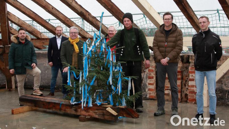 Teilnehmer der Hebfeier im kleinen Kreis waren (von links) Zweiter Bürgermeister Michael Dutz, Dritter Bürgermeister André Putzlocher, Bürgermeister Toni Dutz, Georg Zeitler, Alexander Treml (beide Firma Kreuzer), Architekt Uwe Reil und Daniel Völkl als Vertreter der Marktverwaltung Wiesau. Bild: wro