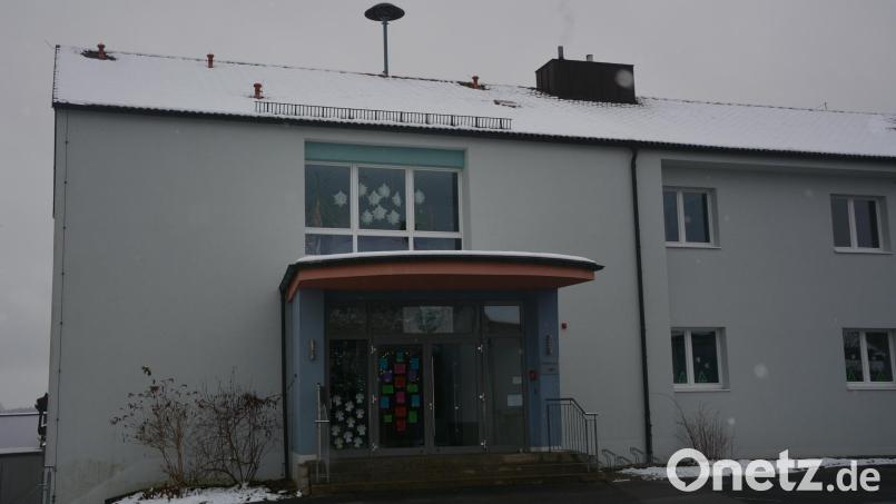 Aus dem Jahr 1964 stammt diese Sirene auf dem Dach der Konnersreuther Grundschule. Sie könnte durch eine elektronische Sirene mit bis zu acht Hörnern ersetzt werden. Bild: jr