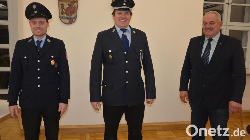 Kommandant Martin Teubner (Mitte) und sein Stellvertreter Josef Siller von der Feuerwehr Königshütte wurden für weitere sechs Jahre im Amt bestätigt. Abgesegnet wurde dies nun auch vom Gemeinderat. Bürgermeister Johann Burger gratulierte. Bild: jr