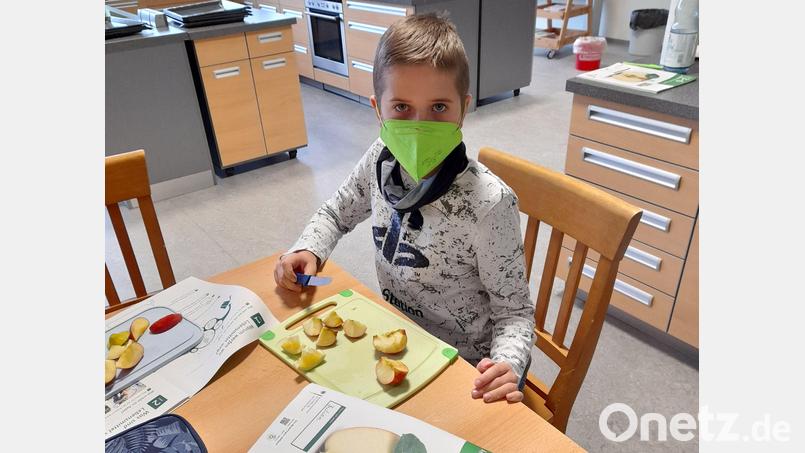 Schüler Julian Grillmeier beim Schneiden eines Apfels in der Schulküche anlässlich des Projekttags. Bild: Mittelschule Waldsassen/exb