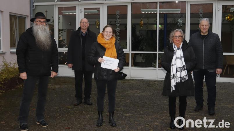 Bei der Spendenübergabe an die Jura-Wohnstätten: (von links) Spendeninitiator Willi Preuß, Eduard Freisinger, Franziska Weiß, Spenden-Initiatorin Lisa Preuß und Ehren-Schirmherr Landrat Richard Reisinger. Bild: mfh