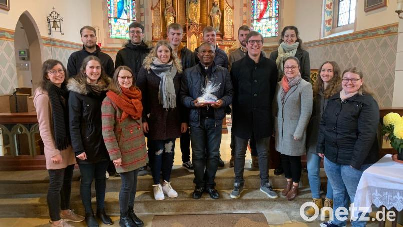 Neben der Spende gab es für den Neunburger Pfarrvikar Emmanuel Ogbu ein Präsent. Bild: Johann Kulzer/exb