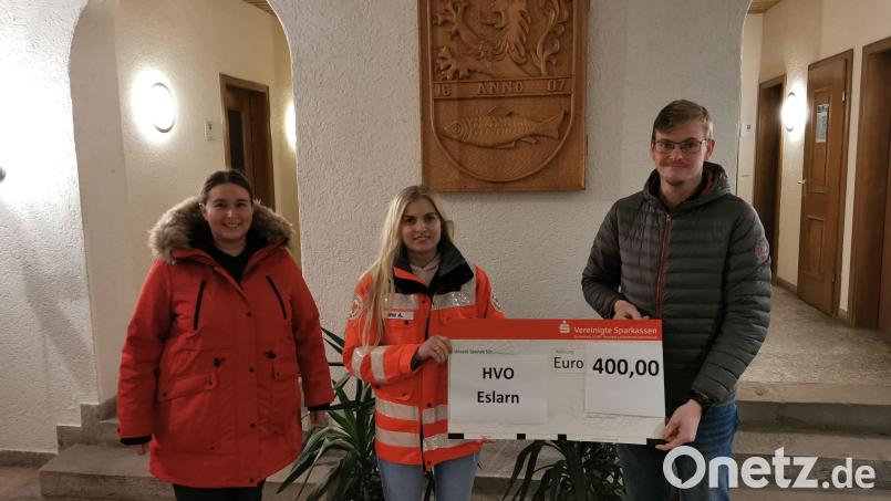 Das HvO-Mitglied Alexandra Wild (Mitte) dankte den Juso-Vorsitzenden Daniel Biermeier und Stellvertreterin Laura Roth für die Spende. Bild: gz