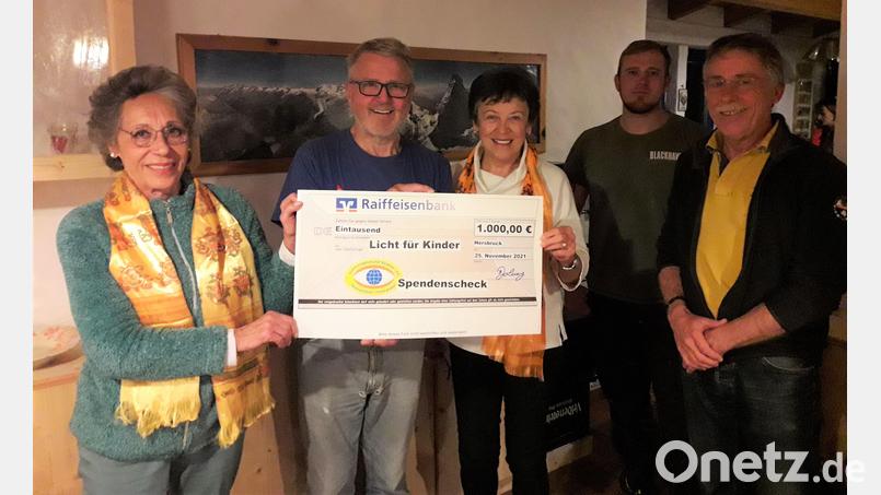 Das Bild zeigt (von links) Brigitte Jahny, Manfred Salcher, Gerry Maul, Alex Förster und Peter Meckler bei der Spendenübergabe. Bild: Katja Bub/exb