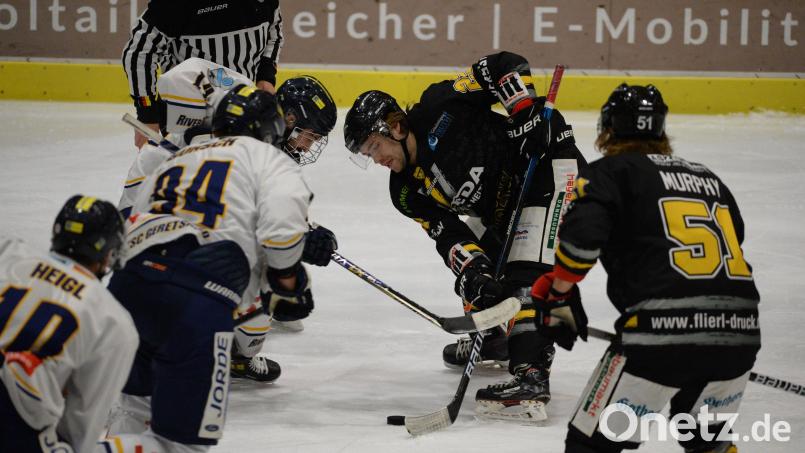 Der ERSC am Bully mit Brett Mennear (Mitte) und Ryan Murphy (rechts). Gegen Königsbrunn wollen die Löwen punkten, aber richtig. Archivbild: Andreas Brückmann
