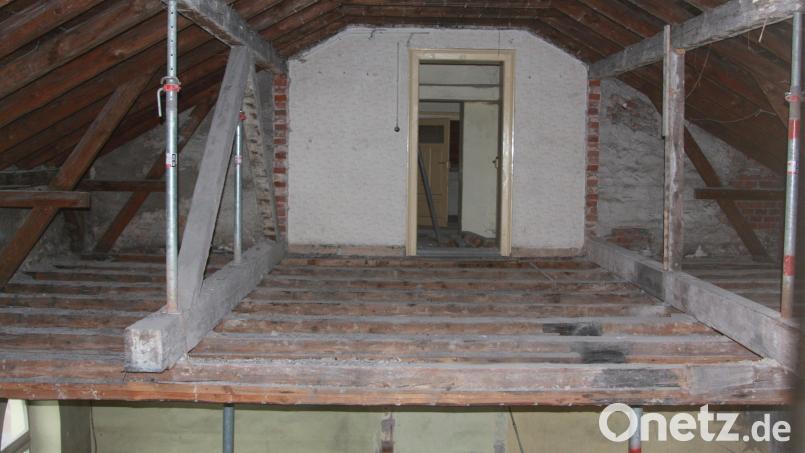Ein Blick ins Obergeschoss des künftigen Kulturbahnhofs, wo nach der Fertigstellung die Gemeindebücherei einziehen wird. Bild: wro
