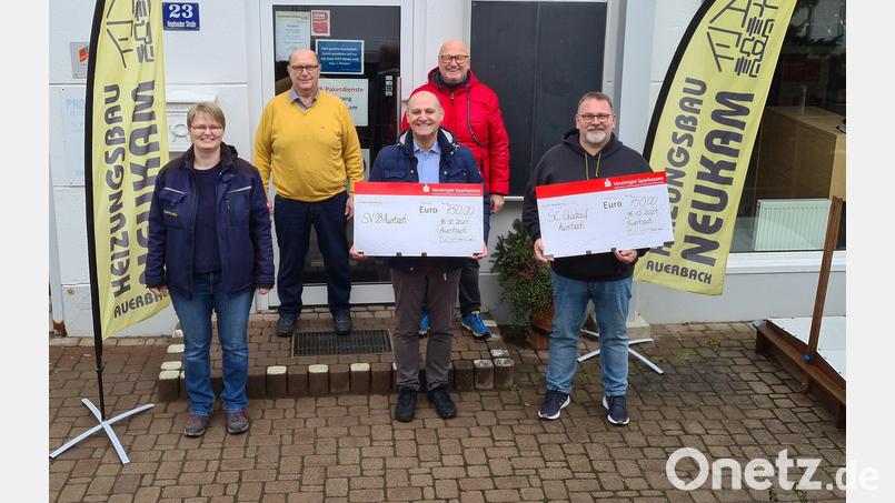 Die Spendenschecks überreichen (von links) Birgit Neukam-Leißner und Siegfried Neukam an Uwe Ditz und Karl Trenz (beide SV 08 Auerbach) sowie Thomas Ziegler (SC Glückauf Auerbach). Bild: Michaela Gebhardt/exb