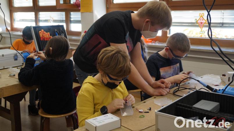 Engagiert arbeiten die Grundschüler im Projekt &quot;Technik für Kinder&quot; an der praktischen Umsetzung der gestellten Aufgaben. Unterstützt werden sie von extra geschulten Auszubildenden der Firma Irlbacher Blickpunkt Glas, Schönsee. Bild: wel