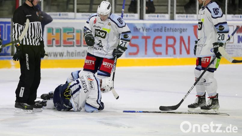 Edgars Homjakovs liegt in Deggendorf verletzt auf dem Eis, daneben stehen seine Teamkollegen Adam Schusser (rechts) und Dennis Palka. Der lettische Nationalspieler verletzte sich am vergangenen Sonntag und ist inzwischen der fünfte Stürmer, auf den die Blue Devils momentan verzichten müssen. Am Freitag treten die Weidener bei den Passau Black Hawks an, am Sonntag gastiert Spitzenreiter Starbulls Rosenheim in der Hans-Schröpf-Arena. Bild: Roland Rappel
