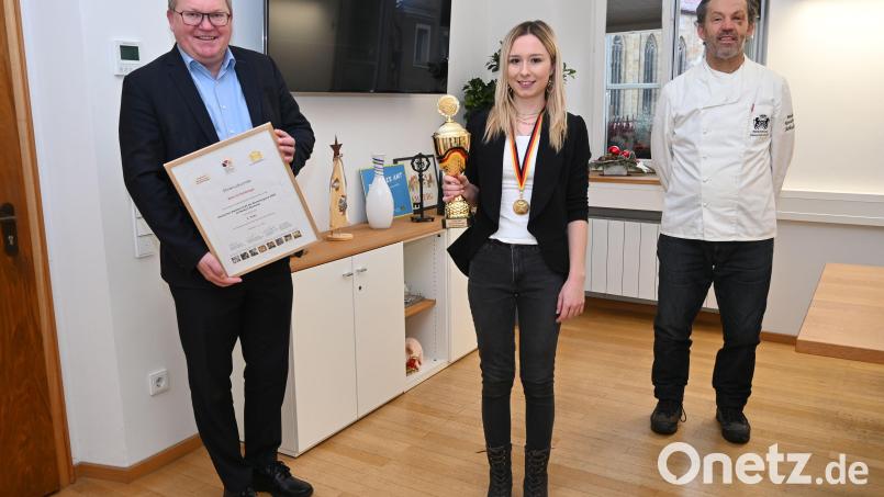 Alina Schönberger (Mitte) holte den zweiten Platz bei der Deutschen Meisterschaft der Bäckerjugend. Oberbürgermeister Michael Cerny (links) und ihr Lehrmeister Alfred Schuller gratulieren. Bild: Thomas Graml