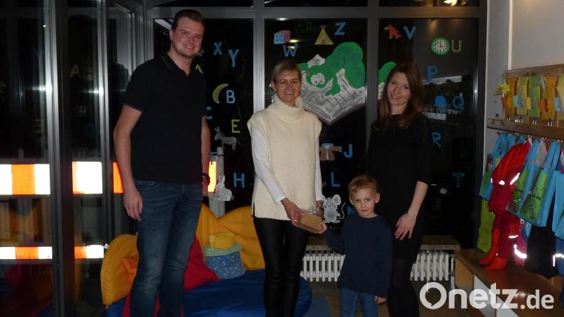 500 Euro erhielt Kinderhausleiterin Silke Weinhold (Mitte) von Tobias Ernstberger und Karin Bayer, deren Sohn Henrik vor Ort betreut wird. Bild: fpoz