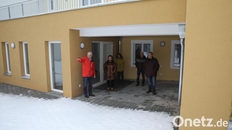 Bürgermeister Johannes Reger (links) lädt auch an diesem Samstag um 10 Uhr wieder zur Stadtführung in alte Bürgerhäuser ein. Auf dem Bild in der neuen Tagespflegeeinrichtung. Bild: njn