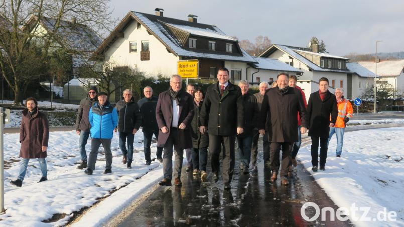 Landrat Thomas Ebeling ging ein paar Schritte zu Fuß auf dem neuen Geh- und Radweg bei Bubach, Begleitet von Bürgermeistern und Mitgliedern des Kreistages. Bild: Hirsch
